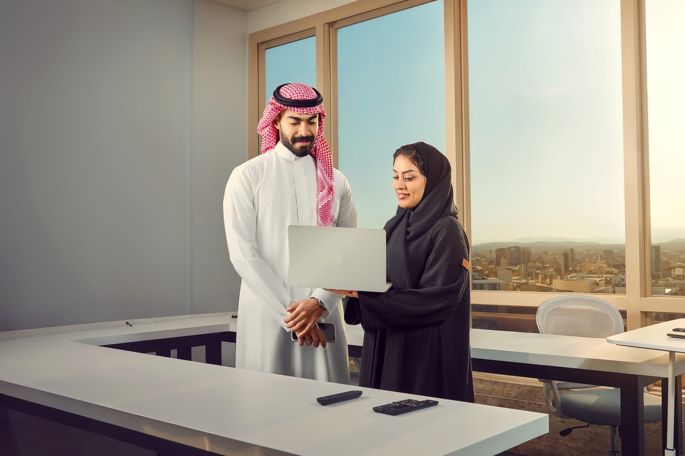 طاولة اجتماعات كبيرة بجوار نوافذ ممتدة داخل مقر أكاديمية بيان بحي الازدهار